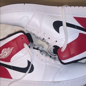 US 9.5 Air Jordan 1 Mid ‘Chicago’ GS